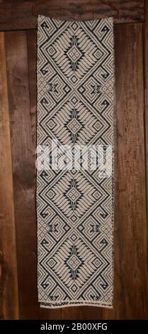 Thailandia: Tessuto nero Tai, Ban Na Pa Nat Tai Dam Villaggio Culturale, Provincia di Loei. La Diga di Tai o Tai Nero sono un gruppo etnico che si trova in alcune parti del Laos, Vietnam, Cina e Thailandia. I parlanti di Tai Dam in Cina sono classificati come parte della nazionalità dai insieme a quasi tutti gli altri popoli Tai. Ma in Vietnam loro viene data la propria nazionalità (con il Tai Bianco), dove sono classificati come la nazionalità Thái (che significa popolo Tai). La diga di Tai ha origine dalle vicinanze di Dien Bien Phu in Vietnam. Foto Stock