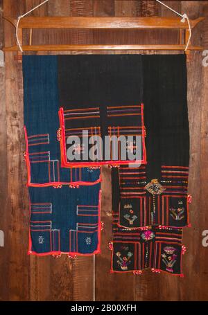 Thailandia: I guarioni delle donne di Tai nero, Villaggio Culturale di Ban Na Pa Nat Tai Dam, Provincia di Loei. La Diga di Tai o Tai Nero sono un gruppo etnico che si trova in alcune parti del Laos, Vietnam, Cina e Thailandia. I parlanti di Tai Dam in Cina sono classificati come parte della nazionalità dai insieme a quasi tutti gli altri popoli Tai. Ma in Vietnam loro viene data la propria nazionalità (con il Tai Bianco), dove sono classificati come la nazionalità Thái (che significa popolo Tai). La diga di Tai ha origine dalle vicinanze di Dien Bien Phu in Vietnam. Foto Stock