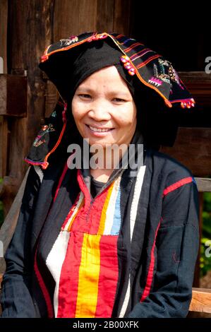 Thailandia: Nero Tai donna in abito tradizionale e headdress, Ban Na Pa Nat Tai Dam Villaggio Culturale, Loei Provincia. La Diga di Tai o Tai Nero sono un gruppo etnico che si trova in alcune parti del Laos, Vietnam, Cina e Thailandia. I parlanti di Tai Dam in Cina sono classificati come parte della nazionalità dai insieme a quasi tutti gli altri popoli Tai. Ma in Vietnam loro viene data la propria nazionalità (con il Tai Bianco), dove sono classificati come la nazionalità Thái (che significa popolo Tai). La diga di Tai ha origine dalle vicinanze di Dien Bien Phu in Vietnam. Foto Stock