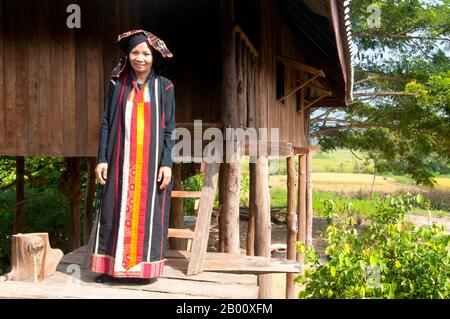 Thailandia: Nero Tai donna in abito tradizionale e headdress, Ban Na Pa Nat Tai Dam Villaggio Culturale, Loei Provincia. La Diga di Tai o Tai Nero sono un gruppo etnico che si trova in alcune parti del Laos, Vietnam, Cina e Thailandia. I parlanti di Tai Dam in Cina sono classificati come parte della nazionalità dai insieme a quasi tutti gli altri popoli Tai. Ma in Vietnam loro viene data la propria nazionalità (con il Tai Bianco), dove sono classificati come la nazionalità Thái (che significa popolo Tai). La diga di Tai ha origine dalle vicinanze di Dien Bien Phu in Vietnam. Foto Stock