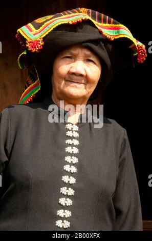 Thailandia: Nero Tai donna in abito tradizionale e headdress, Ban Na Pa Nat Tai Dam Villaggio Culturale, Loei Provincia. La Diga di Tai o Tai Nero sono un gruppo etnico che si trova in alcune parti del Laos, Vietnam, Cina e Thailandia. I parlanti di Tai Dam in Cina sono classificati come parte della nazionalità dai insieme a quasi tutti gli altri popoli Tai. Ma in Vietnam loro viene data la propria nazionalità (con il Tai Bianco), dove sono classificati come la nazionalità Thái (che significa popolo Tai). La diga di Tai ha origine dalle vicinanze di Dien Bien Phu in Vietnam. Foto Stock