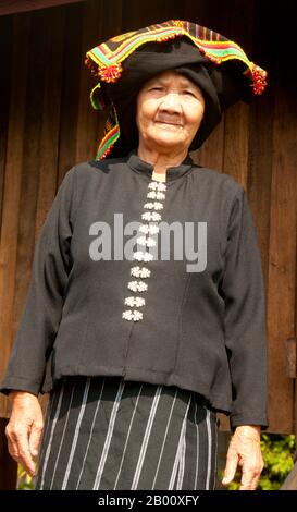 Thailandia: Nero Tai donna in abito tradizionale e headdress, Ban Na Pa Nat Tai Dam Villaggio Culturale, Loei Provincia. La Diga di Tai o Tai Nero sono un gruppo etnico che si trova in alcune parti del Laos, Vietnam, Cina e Thailandia. I parlanti di Tai Dam in Cina sono classificati come parte della nazionalità dai insieme a quasi tutti gli altri popoli Tai. Ma in Vietnam loro viene data la propria nazionalità (con il Tai Bianco), dove sono classificati come la nazionalità Thái (che significa popolo Tai). La diga di Tai ha origine dalle vicinanze di Dien Bien Phu in Vietnam. Foto Stock