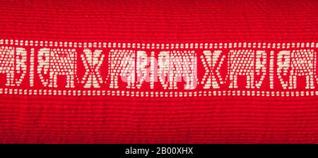 Thailandia: Tessuto nero Tai, Ban Na Pa Nat Tai Dam Villaggio Culturale, Provincia di Loei. La Diga di Tai o Tai Nero sono un gruppo etnico che si trova in alcune parti del Laos, Vietnam, Cina e Thailandia. I parlanti di Tai Dam in Cina sono classificati come parte della nazionalità dai insieme a quasi tutti gli altri popoli Tai. Ma in Vietnam loro viene data la propria nazionalità (con il Tai Bianco), dove sono classificati come la nazionalità Thái (che significa popolo Tai). La diga di Tai ha origine dalle vicinanze di Dien Bien Phu in Vietnam. Foto Stock