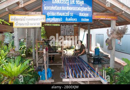 Thailandia: Una cooperativa di tessitura, Ban Na Pa Nat Tai Dam Villaggio Culturale, Provincia di Loei. La Diga di Tai o Tai Nero sono un gruppo etnico che si trova in alcune parti del Laos, Vietnam, Cina e Thailandia. I parlanti di Tai Dam in Cina sono classificati come parte della nazionalità dai insieme a quasi tutti gli altri popoli Tai. Ma in Vietnam loro viene data la propria nazionalità (con il Tai Bianco), dove sono classificati come la nazionalità Thái (che significa popolo Tai). La diga di Tai ha origine dalle vicinanze di Dien Bien Phu in Vietnam. Foto Stock