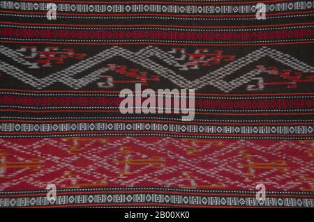 Thailandia: Tessuto nero Tai, Ban Na Pa Nat Tai Dam Villaggio Culturale, Provincia di Loei. La Diga di Tai o Tai Nero sono un gruppo etnico che si trova in alcune parti del Laos, Vietnam, Cina e Thailandia. I parlanti di Tai Dam in Cina sono classificati come parte della nazionalità dai insieme a quasi tutti gli altri popoli Tai. Ma in Vietnam loro viene data la propria nazionalità (con il Tai Bianco), dove sono classificati come la nazionalità Thái (che significa popolo Tai). La diga di Tai ha origine dalle vicinanze di Dien Bien Phu in Vietnam. Foto Stock