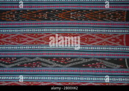 Thailandia: Tessuto nero Tai, Ban Na Pa Nat Tai Dam Villaggio Culturale, Provincia di Loei. La Diga di Tai o Tai Nero sono un gruppo etnico che si trova in alcune parti del Laos, Vietnam, Cina e Thailandia. I parlanti di Tai Dam in Cina sono classificati come parte della nazionalità dai insieme a quasi tutti gli altri popoli Tai. Ma in Vietnam loro viene data la propria nazionalità (con il Tai Bianco), dove sono classificati come la nazionalità Thái (che significa popolo Tai). La diga di Tai ha origine dalle vicinanze di Dien Bien Phu in Vietnam. Foto Stock