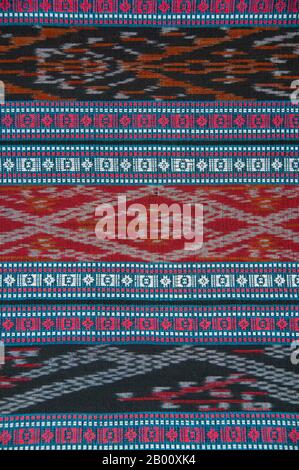 Thailandia: Tessuto nero Tai, Ban Na Pa Nat Tai Dam Villaggio Culturale, Provincia di Loei. La Diga di Tai o Tai Nero sono un gruppo etnico che si trova in alcune parti del Laos, Vietnam, Cina e Thailandia. I parlanti di Tai Dam in Cina sono classificati come parte della nazionalità dai insieme a quasi tutti gli altri popoli Tai. Ma in Vietnam loro viene data la propria nazionalità (con il Tai Bianco), dove sono classificati come la nazionalità Thái (che significa popolo Tai). La diga di Tai ha origine dalle vicinanze di Dien Bien Phu in Vietnam. Foto Stock