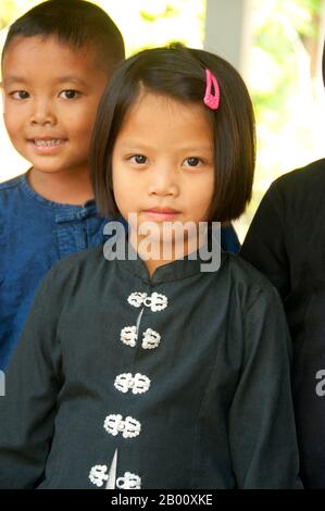 Thailandia: Gli studenti della scuola locale indossano ancora abiti tradizionali Tai Dam a scuola, Ban Na Pa Nat Tai Dam Cultural Village, provincia di Loei. La Diga di Tai o Tai Nero sono un gruppo etnico che si trova in alcune parti del Laos, Vietnam, Cina e Thailandia. I parlanti di Tai Dam in Cina sono classificati come parte della nazionalità dai insieme a quasi tutti gli altri popoli Tai. Ma in Vietnam loro viene data la propria nazionalità (con il Tai Bianco), dove sono classificati come la nazionalità Thái (che significa popolo Tai). La diga di Tai ha origine dalle vicinanze di Dien Bien Phu in Vietnam. Foto Stock