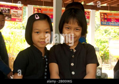 Thailandia: Gli studenti della scuola locale indossano ancora abiti tradizionali Tai Dam a scuola, Ban Na Pa Nat Tai Dam Cultural Village, provincia di Loei. La Diga di Tai o Tai Nero sono un gruppo etnico che si trova in alcune parti del Laos, Vietnam, Cina e Thailandia. I parlanti di Tai Dam in Cina sono classificati come parte della nazionalità dai insieme a quasi tutti gli altri popoli Tai. Ma in Vietnam loro viene data la propria nazionalità (con il Tai Bianco), dove sono classificati come la nazionalità Thái (che significa popolo Tai). La diga di Tai ha origine dalle vicinanze di Dien Bien Phu in Vietnam. Foto Stock