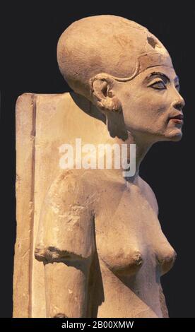 Egitto: Nefertiti (1370 a.C. – c.. 1330 a.C.), Grande Regina del faraone Akhenaten della XVIII dinastia (c. 1351-34 BCE). Nefertiti (c.. 1370 BCE – c. 1330 a.C.) fu la Grande moglie reale del faraone egiziano Akhenaten. Nefertiti e Akhenaten erano conosciuti per una rivoluzione religiosa, in cui iniziarono ad adorare un solo dio. Questo era il Dio Sole Aten. È famosa anche per il suo busto, ora al Neues Museum di Berlino. Alcuni studiosi ritengono che Nefertiti abbia governato brevemente dopo la morte del marito e prima dell'adesione di Tutankhamun come Neferneferuaten, anche se si tratta di una questione di dibattito in corso. Foto Stock