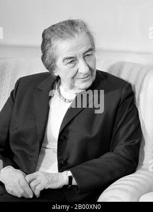 Israele: Golda Meir (1898-1878), quarto primo ministro di Israele (1969-1974). Foto di Marion S. Trikosko, 1 marzo 1973. Golda Meir, 3 maggio 1898 – 8 dicembre 1978, è stato il quarto primo ministro dello Stato di Israele. Nata ucraina nell'ex Unione Sovietica, emigrò negli Stati Uniti nel 1906 e successivamente nella storica Palestina nel 1921. Meir è stato eletto primo ministro di Israele il 17 marzo 1969 dopo aver prestato servizio come ministro del lavoro e ministro degli Affari esteri. La prima donna di Israele e la terza donna al mondo a ricoprire un tale ufficio, fu descritta come la "Signora di ferro" d'Israele. Foto Stock