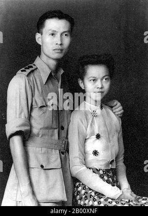 Birmania/Myanmar: DAW mi Khaing (1916-1990) con suo marito Sao Sao Sao Saimong Mangrai mi Khaing (1916 – 15 marzo 1990) è stato uno studioso e scrittore birmano che ha scritto numerosi libri e articoli sulla vita in Birmania durante il ventesimo secolo. È nota come una delle prime donne a scrivere in inglese sulla cultura e le tradizioni birmane. Nato dall'ascendenza di Mon, mi mi Khaing crebbe durante il dominio coloniale britannico della Birmania e fu istruito nelle scuole britanniche. Sposò Sao Sao Sao Sao Sao Sao Sao Sao Sao Sao Sao Sao Sao Sao Sao, un noto studioso e membro della famiglia reale di Kengtung nello Stato di Shan. Foto Stock