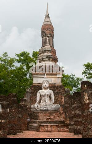 Thailandia: Wat Traphang Ngoen, Sukhothai Historical Park Sukhothai, che letteralmente significa "Alba della felicità", è stata la capitale del regno di Sukhothai ed è stato fondato nel 1238. Fu la capitale dell'Impero Tailandese per circa 140 anni. Foto Stock