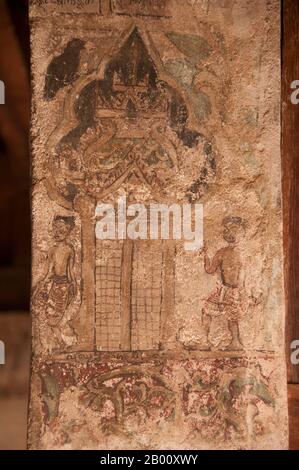 Thailandia: Murale sbiadito su un pilastro in Viharn Nam taem, Wat Phra che Lampang Luang, Thailandia settentrionale. Viharn Nam taem si ritiene essere il più antico edificio in legno sopravvissuto in Thailandia. Wat Phra che Lampang Luang è stato costruito nel 15 ° secolo ed è un tempio in legno stile Lanna trovato nel distretto di Ko Kha della provincia di Lampang. Foto Stock