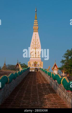 Thailandia: Wat Phra That Satcha, Ban Tha li, Loei Provincia, nord-est della Thailandia. Wat Phra che Satcha è stato costruito nel 1976, un anno dopo il crollo di Wat Phra che Phanom, il simbolo della Thailandia nord-orientale e il suo santuario più venerato. Il chedi è simile nello stile a quel Phanom. Foto Stock