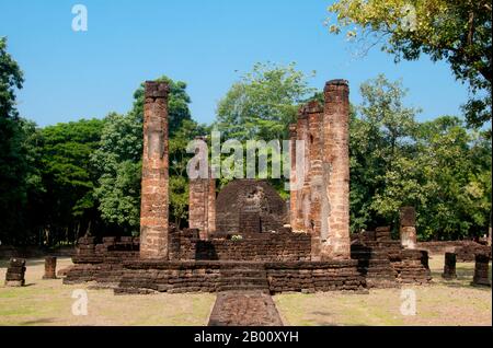 Thailandia: Wat Suan Kaeo Utthayan Yai, si Satchanalai Parco storico. Wat Suan Kaeo Utthayan Yai è anche noto come Wat Kao Hong (tempio delle nove camere). Si Satchanalai fu costruito tra il XIII e il XV secolo ed era parte integrante del regno di Sukhothai. È stato amministrato solitamente dai membri della famiglia dei re di Sukhothai. Foto Stock