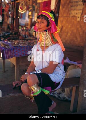 Thailandia: Padaung (Long Neck Karen) donna, villaggio vicino Mae Hong Son. I Padaung o Kayan Lahwi o Long Necked Karen sono un sottogruppo del Kayan, un misto di tribù dei Lawi, tribù dei Kayan e molte altre tribù. I Kayan sono un sottogruppo del popolo Karen Rosso (Karenni), una minoranza etnica tibetana-burman della Birmania (Myanmar). Foto Stock