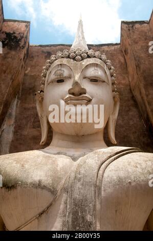 Thailandia: 15 metri di altezza Buddha seduto, Wat si Chum, Sukhothai storico Parco. Il Buddha di Phra Atchana a Wat si Chum è nella postura di 'Subduing Maraa' o 'chiamare la Terra a testimoniare'. Sukhothai, che letteralmente significa "Alba della felicità", fu la capitale del regno di Sukhothai e fu fondata nel 1238. Fu la capitale dell'Impero Tailandese per circa 140 anni. Foto Stock