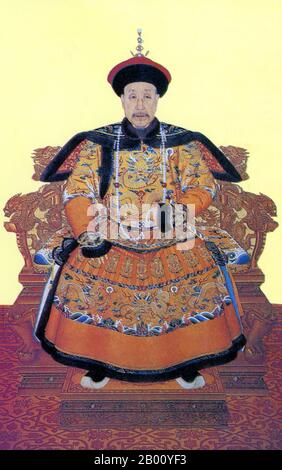 Cina: L'imperatore Qianlong (1711 - 1799), il nome di nascita Hongli e il nome del tempio Gaozong. Pittura a spirale sospesa, 1791. L'imperatore Qianlong (25 settembre 1711 – 7 febbraio 1799) è stato il quinto imperatore della dinastia Qing guidata da Manchu, e il quarto imperatore Qing a governare sulla Cina. Quarto figlio dell'imperatore Yongzheng, regnò ufficialmente dal 11 ottobre 1736 al 7 febbraio 1795. L'8 febbraio ha abdicato a favore di suo figlio, l'Imperatore Jiaqing - un atto filiale per non regnare più a lungo di suo nonno, l'illustre Imperatore Kangxi, anche se ancora deteneva il potere ultimo in pensione. Foto Stock