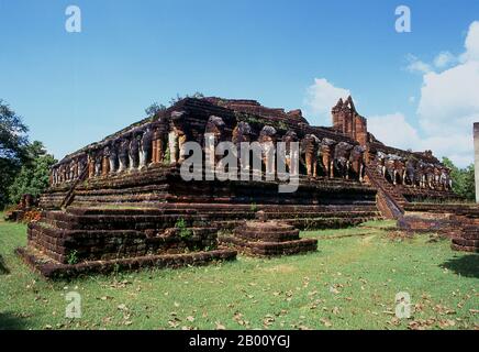 Thailandia: Alcuni dei 68 elefanti che circondano la base del Chedi in stile Ceylonese, Wat Chang Rob, Kamphaeng Phet Historical Park. Kamphaeng Phet Historical Park nel centro della Thailandia era una volta parte del regno di Sukhothai che fiorì nel XIII e XIV secolo. Il regno di Sukhothai fu il primo dei regni tailandesi. Sukhothai, che letteralmente significa "Alba della felicità", fu la capitale del regno di Sukhothai e fu fondata nel 1238. Fu la capitale dell'Impero Tailandese per circa 140 anni. Foto Stock