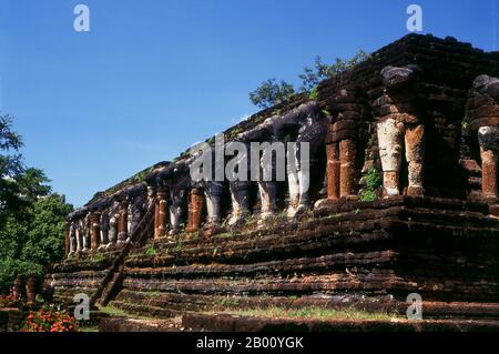 Thailandia: Alcuni dei 68 elefanti che circondano la base del Chedi in stile Ceylonese, Wat Chang Rob, Kamphaeng Phet Historical Park. Kamphaeng Phet Historical Park nel centro della Thailandia era una volta parte del regno di Sukhothai che fiorì nel XIII e XIV secolo. Il regno di Sukhothai fu il primo dei regni tailandesi. Sukhothai, che letteralmente significa "Alba della felicità", fu la capitale del regno di Sukhothai e fu fondata nel 1238. Fu la capitale dell'Impero Tailandese per circa 140 anni. Foto Stock