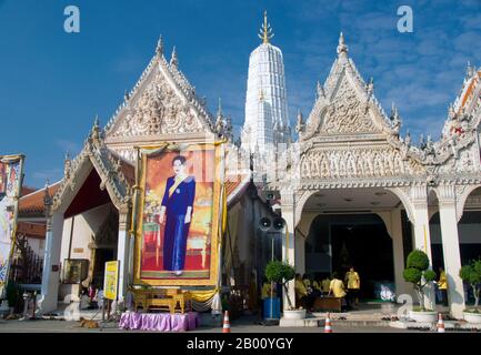 Thailandia: Ritratto della regina Sirikit a Wat Mahathat, Phetchaburi. Wat Mahathat è un tempio buddista del tardo periodo Ayutthaya. Somdet Phra Nang Chao Sirikit Phra Borommarachinat (Mum Rajawongse Sirikit Katiyakara, 12 agosto 1932) è la regina consorte di Bhumibol Adulyadej, re (Rama IX) della Thailandia. Foto Stock