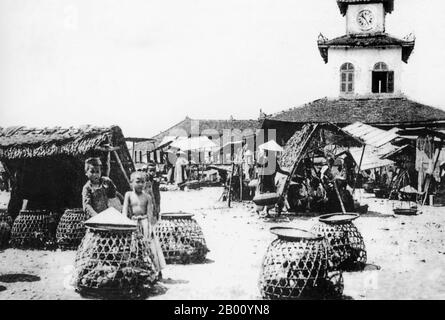 Vietnam: Mercato di Dong Ba, Hue (inizio 20 ° secolo). Il mercato di Dong Ba si trova vicino all'angolo orientale della Cittadella, che fa parte della fortificazione della Città Imperiale di Hue, capitale del Vietnam sotto la dinastia Nguyen dal 1802 al 1945. Il mercato si trova lungo il fiume profumo ed è stato finora un centro per acquistare cibo, verdure, frutta, animali e ceramiche alla gente di Hue. Foto Stock