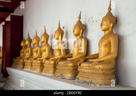 Thailandia: Una fila di Buddha a Wat Yai Suwannaram, Phetchaburi. Il Wat Yai Suwannaram risale al XVII secolo, periodo Ayutthaya. Foto Stock