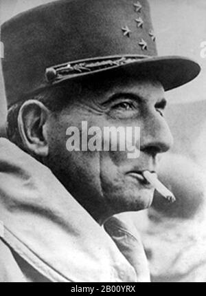 Vietnam: Generale Jean de Lattre de Tassigny (1889-1952), fu un eroe e comandante militare francese nella prima guerra indochina. Dopo aver combattuto nella prima guerra mondiale e nella seconda guerra marocchina, l'aristocratico de Tassigny (soprannome: 'ROI Jean') fu un eroe dei francesi liberi nella seconda guerra mondiale Più tardi, comandò le truppe francesi in Indocina durante la prima guerra di Indocina. Vinse tre grandi vittorie a Vinh Yen, Mao Khe e Yen Cu ha e difese con successo il nord del paese contro il Viet Minh, ma il suo unico figlio, Bernard de Lattre de Tassigny, fu ucciso in azione durante la guerra. Foto Stock