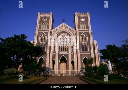 Thailandia: Cattedrale dell'Immacolata Concezione al tramonto, Chanthaburi. La Cattedrale dell'Immacolata Concezione, la chiesa principale della diocesi cattolica di Chanthaburi, è la più grande della Thailandia. Chanthaburi è celebrato in tutta la Thailandia a causa dei suoi legami eroici con il re Taksin il Grande, il conquistatore che ha combattuto contro gli occupanti birmani di Ayutthaya nel 1767 e ha continuato a ristabilire l'indipendenza tailandese. Anche se Taksin ha governato solo brevemente dalla sua nuova capitale a Thonburi (1768-82), il suo nome rimane molto venerato, ed è commemorato in tutta Chanthaburi i Foto Stock