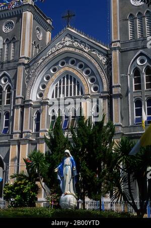 Thailandia: Cattedrale dell'Immacolata Concezione, Chanthaburi. La Cattedrale dell'Immacolata Concezione, la chiesa principale della diocesi cattolica di Chanthaburi, è la più grande della Thailandia. Chanthaburi è celebrato in tutta la Thailandia a causa dei suoi legami eroici con il re Taksin il Grande, il conquistatore che ha combattuto contro gli occupanti birmani di Ayutthaya nel 1767 e ha continuato a ristabilire l'indipendenza tailandese. Anche se Taksin ha governato solo brevemente dalla sua nuova capitale a Thonburi (1768-82), il suo nome rimane molto venerato, ed è commemorato in tutta Chanthaburi i Foto Stock