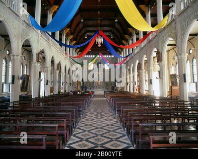 Thailandia: Interno della Cattedrale dell'Immacolata Concezione, Chanthaburi. La Cattedrale dell'Immacolata Concezione, la chiesa principale della diocesi cattolica di Chanthaburi, è la più grande della Thailandia. Chanthaburi è celebrato in tutta la Thailandia a causa dei suoi legami eroici con il re Taksin il Grande, il conquistatore che ha combattuto contro gli occupanti birmani di Ayutthaya nel 1767 e ha continuato a ristabilire l'indipendenza tailandese. Anche se Taksin ha governato solo brevemente dalla sua nuova capitale a Thonburi (1768-82), il suo nome rimane molto venerato, Foto Stock