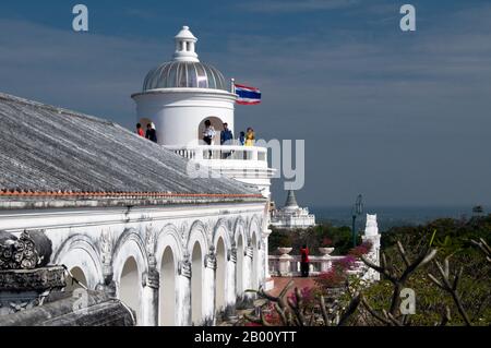 Thailandia: Complesso del palazzo, Khao Wang e Phra Nakhon Khiri Parco storico, Phetchaburi. Phra Nakhon Khiri è un parco storico situato su una collina che domina la città di Phetchaburi. Il nome Phra Nakhon Khiri significa collina della Città Santa, ma la gente del posto lo conosce meglio come Khao Wang, che significa collina con palazzo. L'intero complesso è stato costruito come un palazzo estivo dal re Mongkut, con la costruzione terminata nel 1860. Foto Stock