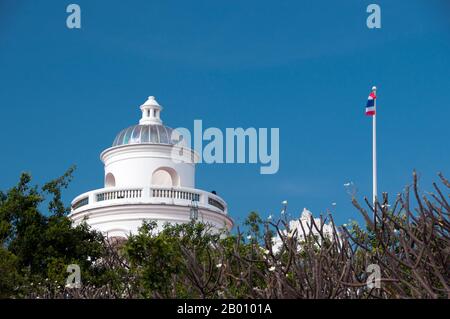 Thailandia: Complesso del palazzo, Khao Wang e Phra Nakhon Khiri Parco storico, Phetchaburi. Phra Nakhon Khiri è un parco storico situato su una collina che domina la città di Phetchaburi. Il nome Phra Nakhon Khiri significa collina della Città Santa, ma la gente del posto lo conosce meglio come Khao Wang, che significa collina con palazzo. L'intero complesso è stato costruito come un palazzo estivo dal re Mongkut, con la costruzione terminata nel 1860. Foto Stock