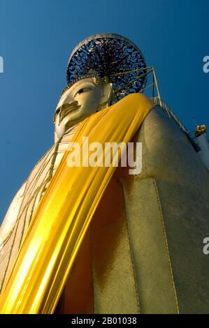 Thailandia: Buddha gigante in piedi, Wat Intharawihan, Bangkok. La caratteristica principale del Wat Intharawihan di Bangkok è il Buddha alto 32 metri chiamato Luang Pho to o Phrasiariyametri. Ci sono voluti oltre 60 anni per essere completato ed è decorato in mosaici di vetro e oro di 24 carati. Il topnodo dell'immagine del Buddha contiene una reliquia del Buddha portato dallo Sri Lanka. Il tempio fu costruito all'inizio del periodo Ayutthaya. Foto Stock