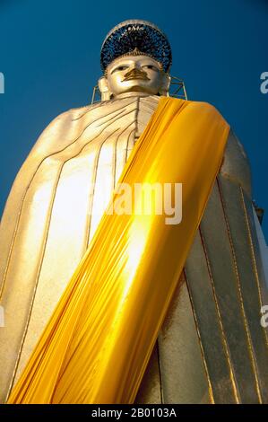 Thailandia: Buddha gigante in piedi, Wat Intharawihan, Bangkok. La caratteristica principale del Wat Intharawihan di Bangkok è il Buddha alto 32 metri chiamato Luang Pho to o Phrasiariyametri. Ci sono voluti oltre 60 anni per essere completato ed è decorato in mosaici di vetro e oro di 24 carati. Il topnodo dell'immagine del Buddha contiene una reliquia del Buddha portato dallo Sri Lanka. Il tempio fu costruito all'inizio del periodo Ayutthaya. Foto Stock