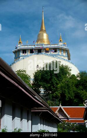 Thailandia: Wat Saket e il Monte d'Oro, Bangkok. Wat Saket Ratcha Wora Maha Wihan (di solito Wat Saket) risale all'era Ayutthaya, quando era chiamato Wat Sakae. Re Rama i (1736 - 1809) o Buddha Yodfa Chulaloke rinnovò il tempio e lo rinominò Wat Saket. Il Monte d'Oro (Phu Khao Thong) è una ripida collina all'interno del complesso di Wat Saket. Non è un affioramento naturale, ma una collina artificiale costruita durante il regno di Rama III (1787 - 1851) o re Jessadabodindra. Foto Stock