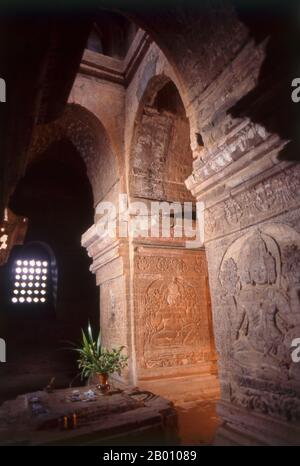 Birmania: Tempio di Nanpaya, Bagan (Pagan) Città Antica. Il tempio di Nanchaya fu costruito durante l'XI secolo dal prigioniero Re Mon Manuha. Bagan, ex Pagan, è stato costruito principalmente tra il 11 ° secolo e 13 ° secolo. Formalmente chiamato Arimaddanapura o Arimaddana (la città del Crusher Enemy) e conosciuto anche come Tambadipa (la terra del rame) o Tassadessa (la terra dei cortei), era la capitale di diversi regni antichi in Birmania. Foto Stock