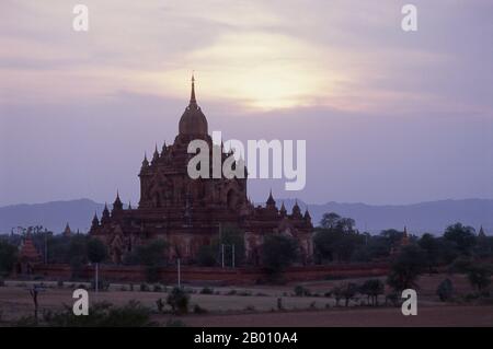 Birmania: Tempio di Htilominlo, Bagan (Pagana) Città Antica. Il Tempio di Htilominlo fu costruito durante il regno di re Htilominlo (noto anche come Nandaungmya) nel 1211. Bagan, ex Pagan, è stato costruito principalmente tra il 11 ° secolo e 13 ° secolo. Formalmente chiamato Arimaddanapura o Arimaddana (la città del Crusher Enemy) e conosciuto anche come Tambadipa (la terra del rame) o Tassadessa (la terra dei cortei), era la capitale di diversi regni antichi in Birmania. Foto Stock