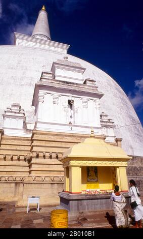 Ruvanvelisaya Dagoba fu costruita dal re Dutugemunu (r.. 161 - 137 BCE). Anuradhapura è una delle antiche capitali dello Sri Lanka e famosa per le sue rovine ben conservate. Dal 4th secolo a.C. fino all'inizio del 11th secolo d.C. fu la capitale. In questo periodo è rimasto uno dei centri più stabili e durevoli di potere politico e di vita urbana del Sud Asia. L'antica città, considerata sacra al mondo buddista, è oggi circondata da monasteri che coprono un'area di oltre 40 km². Foto Stock