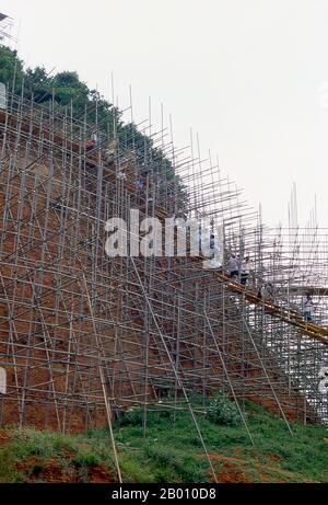 Sri Lanka: Lavoratori sul ponteggio a Jetavanaramaya Dagoba, Anuradhapura. Il Jetavanaramaya è uno stupa, situato nelle rovine del Monastero di Jetavana. Re Mahasena (273-301 d.C.) iniziò la costruzione dello stupa in seguito alla distruzione di Mahavihara, suo figlio Maghavanna completò la costruzione dello stupa. Una parte di una sash o cintura legata dal Buddha si ritiene essere la reliquia che è qui consacrata. Al momento del suo completamento era la terza struttura più alta del mondo. Anuradhapura è una delle antiche capitali dello Sri Lanka e famosa per le sue rovine ben conservate. Foto Stock