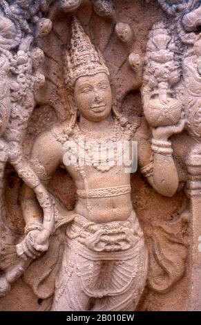 Sri Lanka: Ottocento guardstone al Ratnaprasada (Palazzo di Gem), Anuradhapura. Anuradhapura è una delle antiche capitali dello Sri Lanka e famosa per le sue rovine ben conservate. Dal IV secolo a.C. fino all'inizio dell'XI secolo fu la capitale. Durante questo periodo è rimasto uno dei centri più stabili e durevoli di potere politico e di vita urbana del Sud Asia. L'antica città, considerata sacra al mondo buddista, è oggi circondata da monasteri che coprono un'area di oltre 40 km². Foto Stock