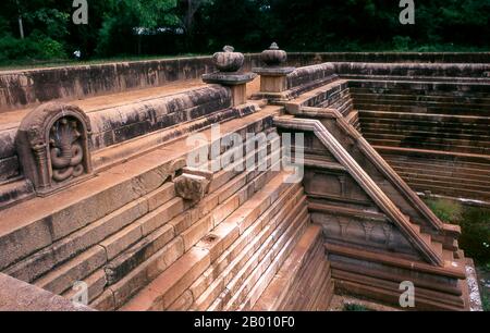 Sri Lanka: Kuttam Pokuna (Stagni gemelli), Anuradhapura. I Kuttam Pokuna (Twin Stagni) sono stati originariamente utilizzati come piscine e sono considerati un risultato significativo nel campo dell'ingegneria idrologica. Anuradhapura è una delle antiche capitali dello Sri Lanka e famosa per le sue rovine ben conservate. Dal IV secolo a.C. fino all'inizio dell'XI secolo fu la capitale. Durante questo periodo è rimasto uno dei centri più stabili e durevoli di potere politico e di vita urbana del Sud Asia. L'antica città è considerata sacra al mondo buddista. Foto Stock