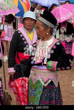 Thailandia: Donna finemente vestita, Hmong Capodanno celebrazioni, Chiang mai, Thailandia del Nord. L'anno nuovo di Hmong generalmente si svolge nel mese di novembre o dicembre (tradizionalmente alla fine della stagione di raccolto). Gli Hmong sono un gruppo etnico asiatico delle regioni montane della Cina, del Vietnam, del Laos e della Thailandia. Gli Hmong sono anche uno dei sottogruppi dell'etnia Miao nella Cina meridionale. I gruppi hmong iniziarono una graduale migrazione verso sud nel XVIII secolo a causa dei disordini politici e per trovare terreni più arabili. Foto Stock