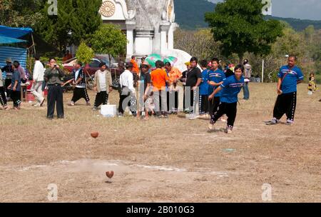 Thailandia: Gara top spinning, Hmong Capodanno festeggiamenti, Chiang mai, Thailandia del Nord. L'anno nuovo di Hmong generalmente si svolge nel mese di novembre o dicembre (tradizionalmente alla fine della stagione di raccolto). Gli Hmong sono un gruppo etnico asiatico delle regioni montane della Cina, del Vietnam, del Laos e della Thailandia. Gli Hmong sono anche uno dei sottogruppi dell'etnia Miao nella Cina meridionale. I gruppi hmong iniziarono una graduale migrazione verso sud nel XVIII secolo a causa dei disordini politici e per trovare terreni più arabili. Foto Stock