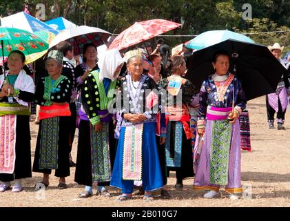 Thailandia: Donne finemente vestite a Hmong Capodanno celebrazioni, Chiang mai, Thailandia del Nord. L'anno nuovo di Hmong generalmente si svolge nel mese di novembre o dicembre (tradizionalmente alla fine della stagione di raccolto). Gli Hmong sono un gruppo etnico asiatico delle regioni montane della Cina, del Vietnam, del Laos e della Thailandia. Gli Hmong sono anche uno dei sottogruppi dell'etnia Miao nella Cina meridionale. I gruppi hmong iniziarono una graduale migrazione verso sud nel XVIII secolo a causa dei disordini politici e per trovare terreni più arabili. Foto Stock