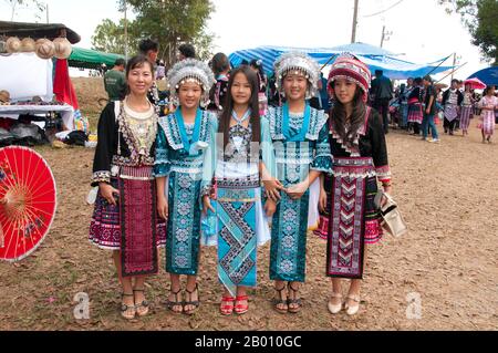Thailandia: Donne finemente vestite a Hmong Capodanno celebrazioni, Chiang mai, Thailandia del Nord. L'anno nuovo di Hmong generalmente si svolge nel mese di novembre o dicembre (tradizionalmente alla fine della stagione di raccolto). Gli Hmong sono un gruppo etnico asiatico delle regioni montane della Cina, del Vietnam, del Laos e della Thailandia. Gli Hmong sono anche uno dei sottogruppi dell'etnia Miao nella Cina meridionale. I gruppi hmong iniziarono una graduale migrazione verso sud nel XVIII secolo a causa dei disordini politici e per trovare terreni più arabili. Foto Stock