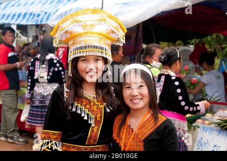 Thailandia: Donne finemente vestite a Hmong Capodanno celebrazioni, Chiang mai, Thailandia del Nord. L'anno nuovo di Hmong generalmente si svolge nel mese di novembre o dicembre (tradizionalmente alla fine della stagione di raccolto). Gli Hmong sono un gruppo etnico asiatico delle regioni montane della Cina, del Vietnam, del Laos e della Thailandia. Gli Hmong sono anche uno dei sottogruppi dell'etnia Miao nella Cina meridionale. I gruppi hmong iniziarono una graduale migrazione verso sud nel XVIII secolo a causa dei disordini politici e per trovare terreni più arabili. Foto Stock