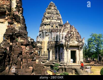 Thailandia: Santuario centrale, Prasat Hin Phimai, Parco storico di Phimai, Provincia di Nakhon Ratchasima. Phimai risale al 11 ° e 12 ° secolo ed era un importante tempio buddista Khmer e città nell'impero Khmer. Il complesso di Phimai risale originariamente al regno di Surayavarman II (r. 1113 - 1150), durante la prima parte del XII secolo. Il tempio è stato costruito con pietra arenaria bianca, finemente granulata, nello stesso stile di Angkor Wat. Come Angkor, anche Phimai fu dedicato per la prima volta al culto di Vishnu. Foto Stock