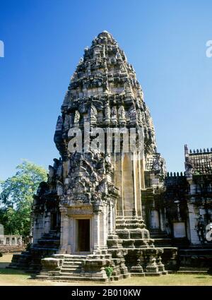 Thailandia: Santuario centrale, Prasat Hin Phimai, Parco storico di Phimai, Provincia di Nakhon Ratchasima. Phimai risale al 11 ° e 12 ° secolo ed era un importante tempio buddista Khmer e città nell'impero Khmer. Il complesso di Phimai risale originariamente al regno di Surayavarman II (r. 1113 - 1150), durante la prima parte del XII secolo. Il tempio è stato costruito con pietra arenaria bianca, finemente granulata, nello stesso stile di Angkor Wat. Come Angkor, anche Phimai fu dedicato per la prima volta al culto di Vishnu. Foto Stock